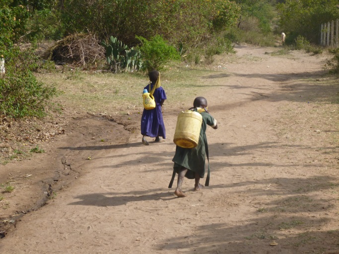 Niños llevando agua Niños llevando agua